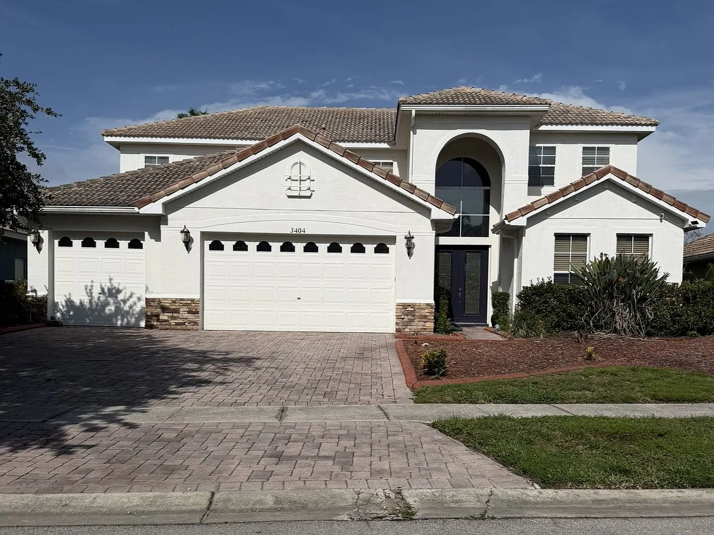 Beautiful 2 Story Pool Home with 4 Bedroom 3.5 Bathroom in Bellalago for Rent! — Photo 1