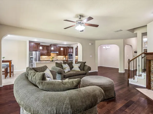 8 Duskview Ln, Edgecliff Village, TX 76134
