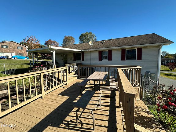 4th image of 351 Camelot Dr