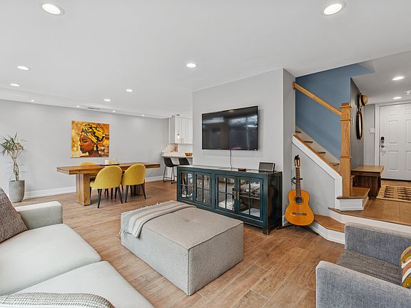 3rd image of 2906 N Sheridan Rd