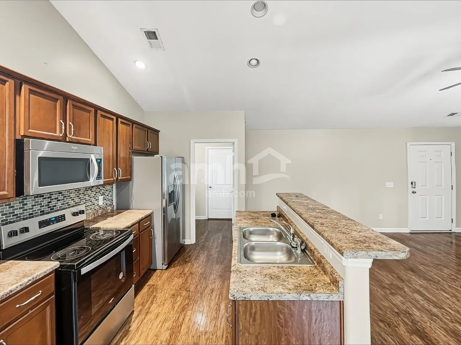 3 bed, 2.0 bath, 1243 sqft, $2,040 — Photo 3