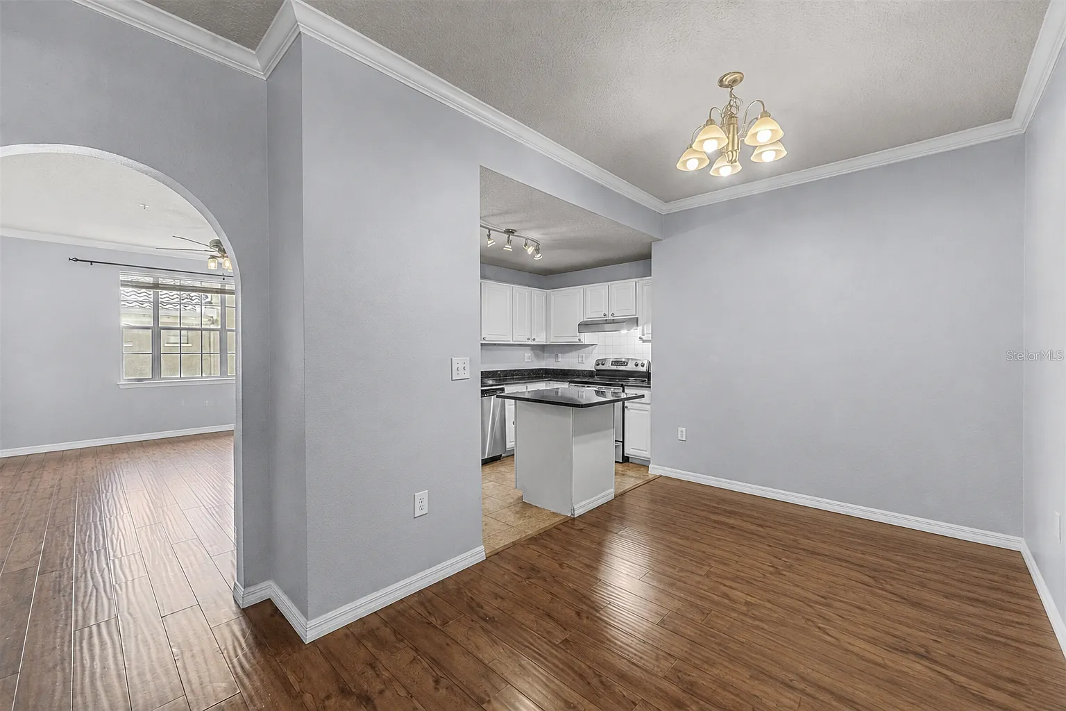 2 bed, 1076 sqft, $3,050 — Photo 3
