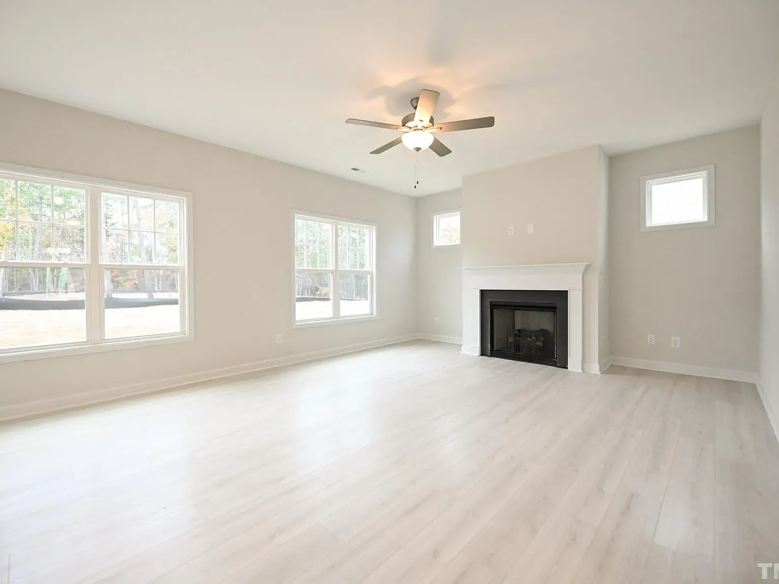 4 bed, 2.5 bath, 2240 sqft, $2,500 — Photo 4