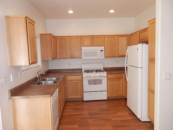5th image of 815 W Spruell Ave