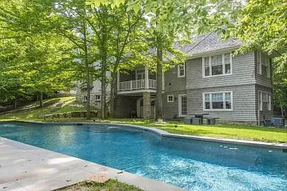 5 bed, 4.5 bath, 4500 sqft — Photo 3