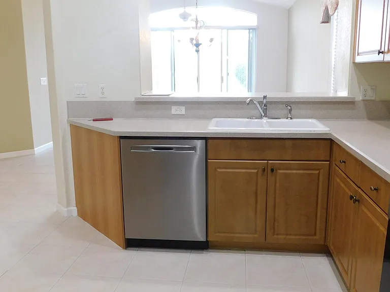 810 NW Rutherford Ct — Photo 6