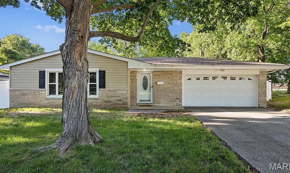 1st image of 29 Cranbrook Dr