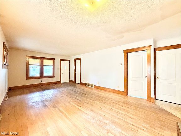 3rd image of 4405 Elmwood Rd