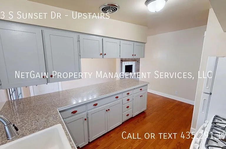 643 S Sunset Dr #UPSTAIRS — Photo 7