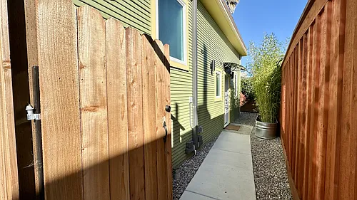 844 52nd St Photo 1
