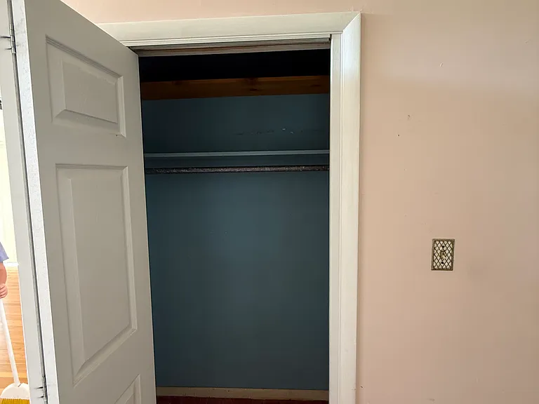 109 London Ln — Photo 3