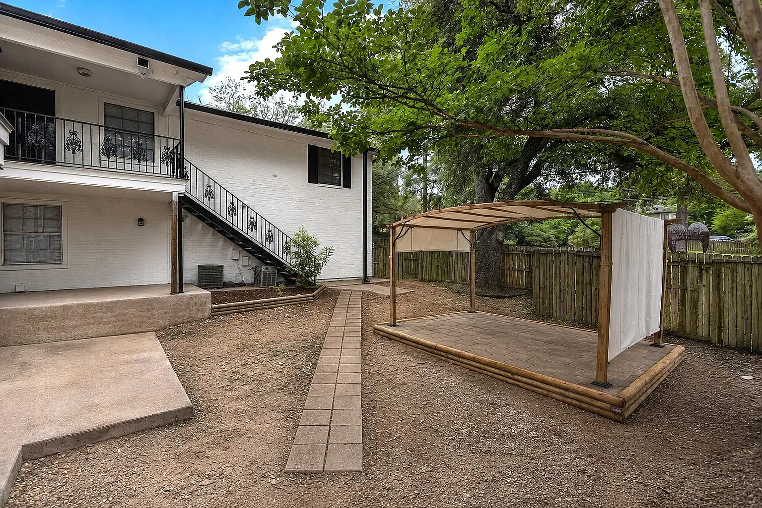 517 W Houston St — Photo 1