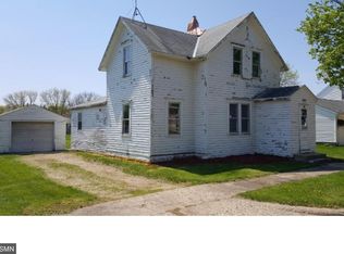 419 W 3rd St, Winthrop, MN 55396
