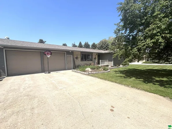 1707 E Ave, Dakota City, NE 68731
