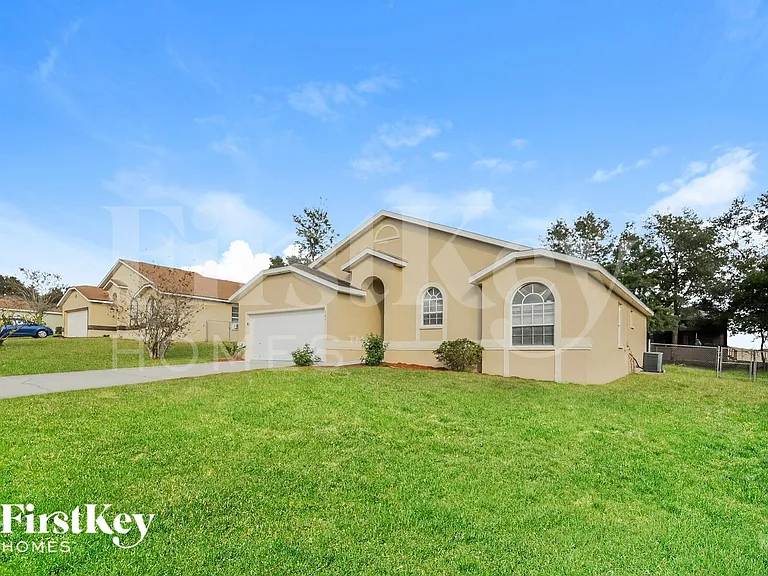 785 Hunt Dr — Photo 2