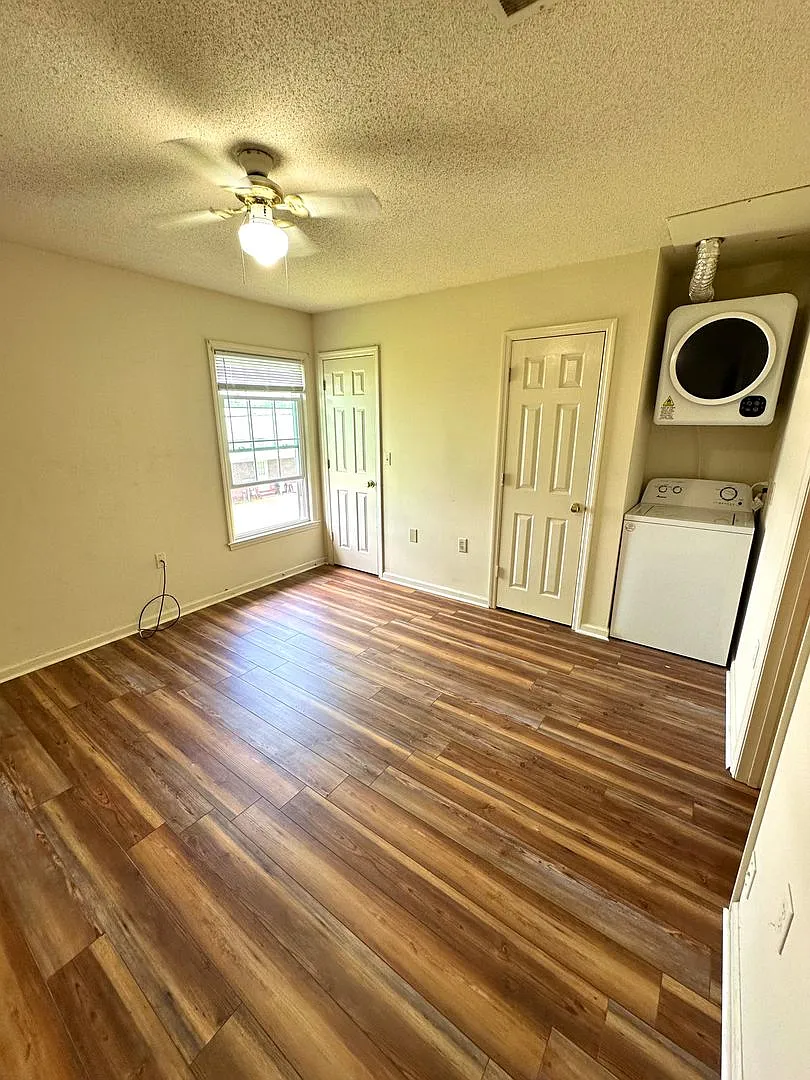 St. Charles Apartment — Photo 2