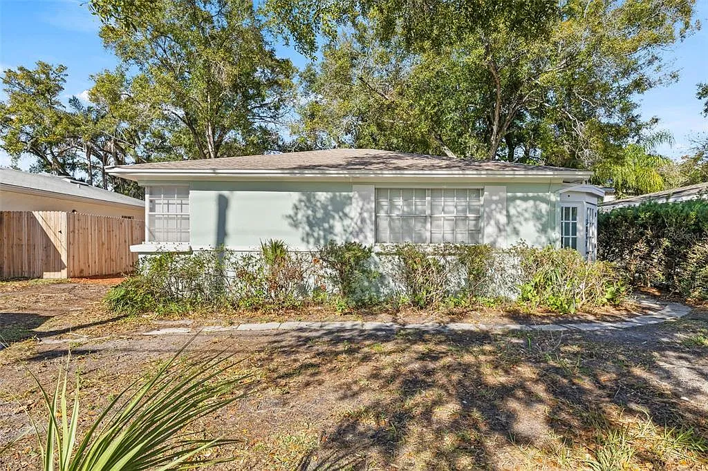 2 bed, 1.0 bath, 885 sqft, $2,400 — Photo 1