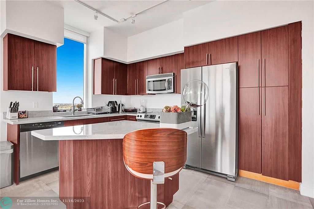 Modern Studio Apartment Plan With Kitchen Island - RoomSketcher