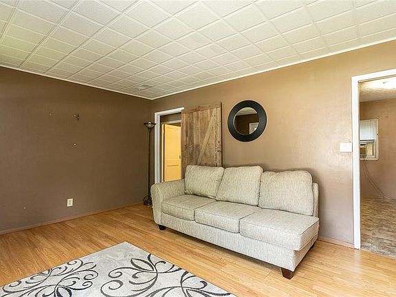 4th image of 935 Cree Ave