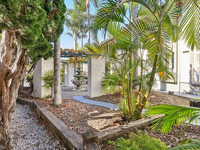 La Jollan Townhomes — Photo 32