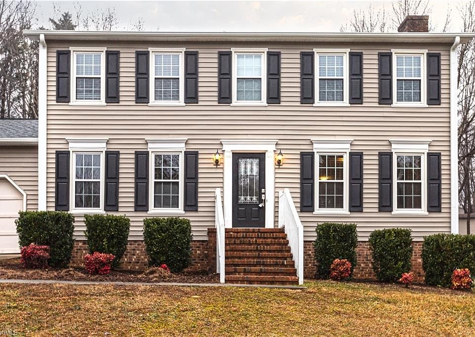 1st image of 6 Stoney Glen Pl