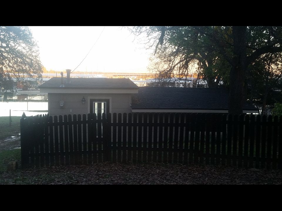 2nd image of 301 Marina Dr