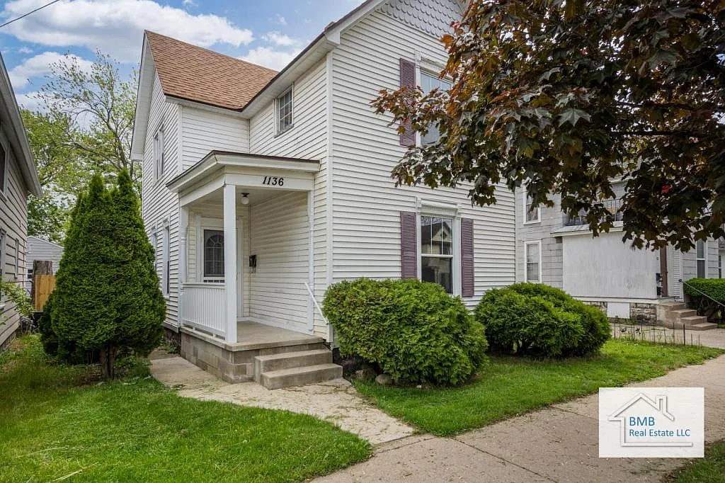 1136 Davis Ave NW — Photo 1