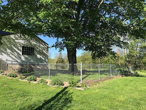 Front fenced yard/livingroom