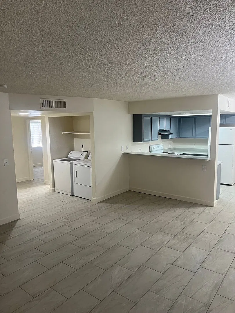 2 Bedroom 2 Bath Craig & Nellis — Photo 2