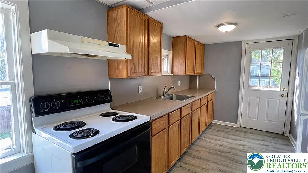 2 bed, 1.0 bath, 1054 sqft, $1,600 — Photo 3