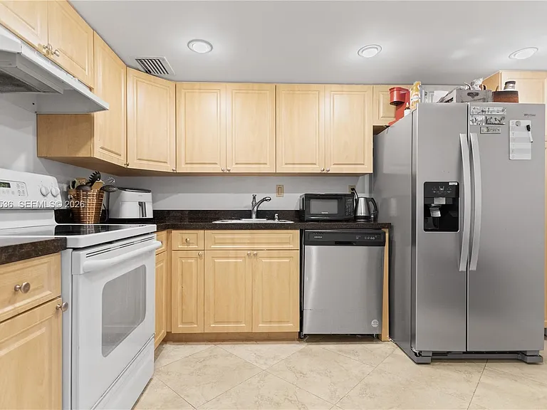 100 Bayview Dr #307 — Photo 7