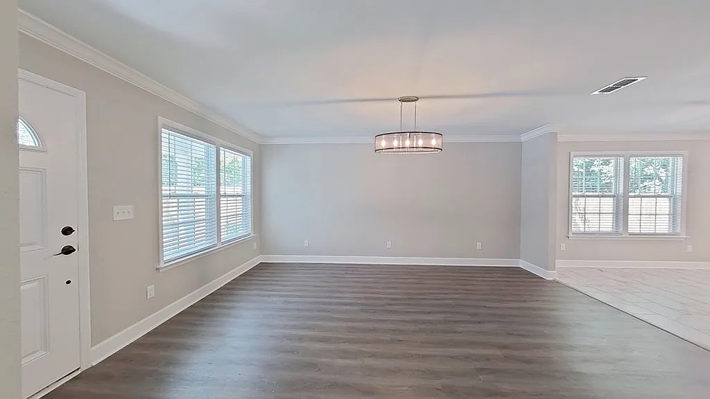 3 bed, 2.0 bath, 1369 sqft, $1,800 — Photo 4