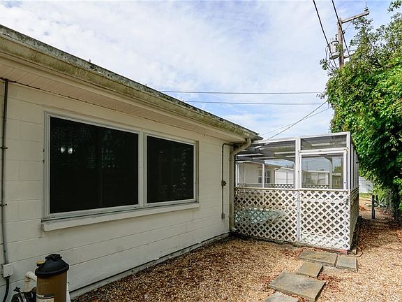 5th image of 4829 Calais Dr