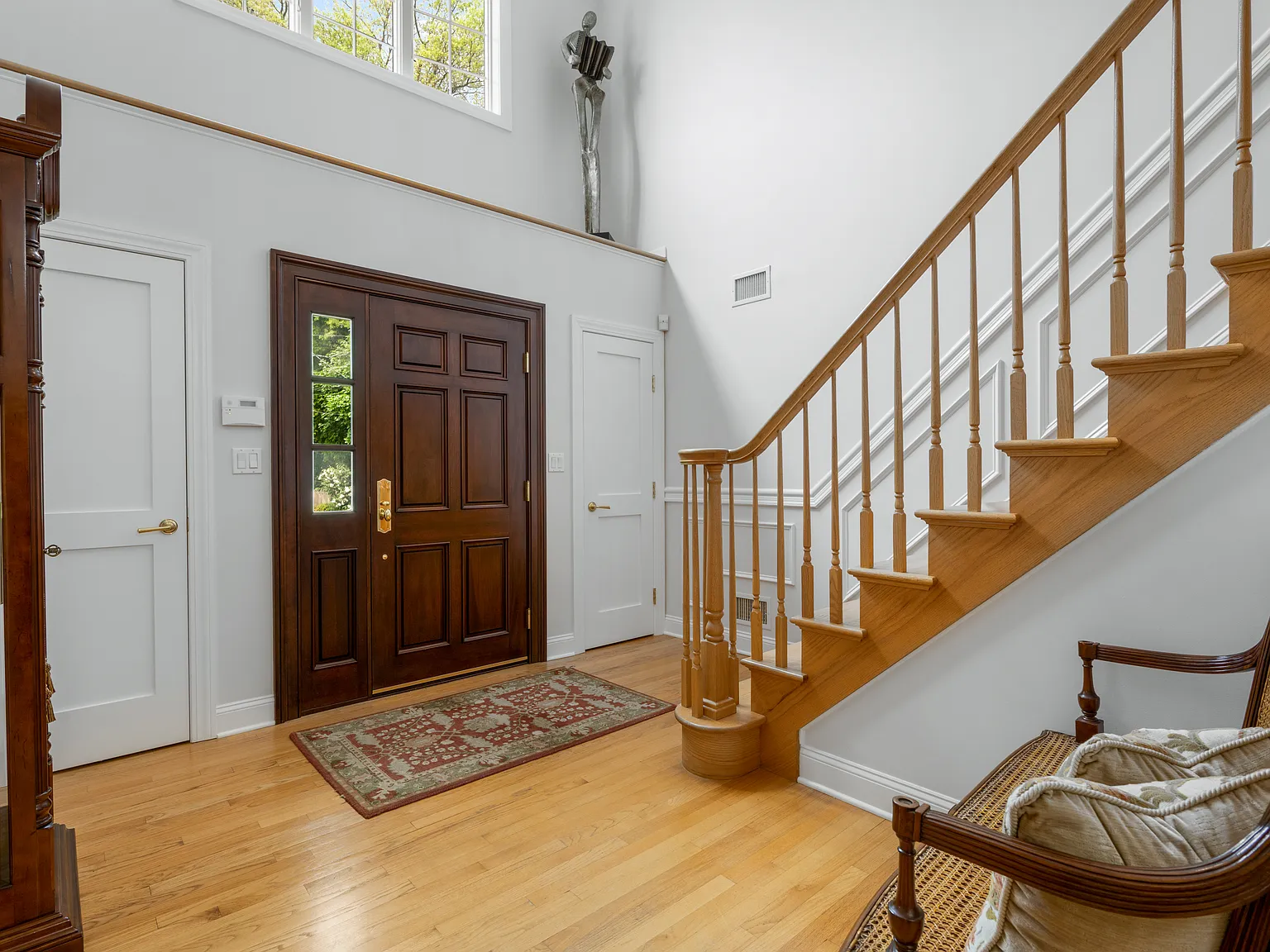 4 bed, 2.5 bath, 2560 sqft, $8,500 — Photo 2