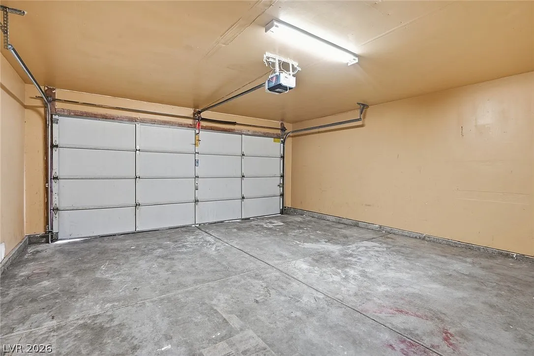 5 bed, 2.5 bath, 1981 sqft, $2,380 — Photo 4
