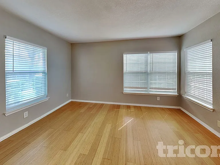 706 Olney Dr — Photo 3