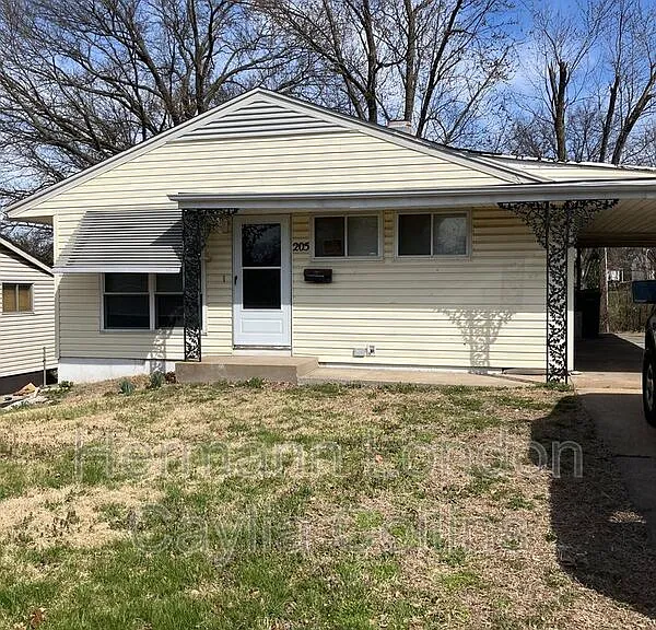205 Ben Nevis Rd — Photo 1