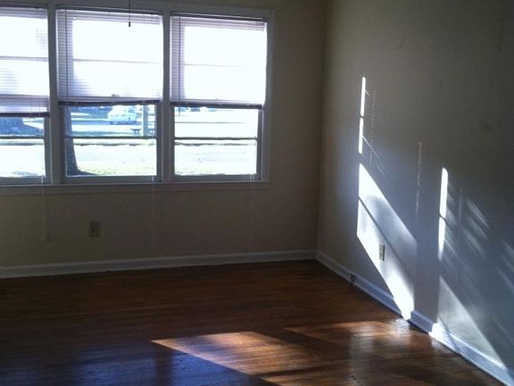 4th image of 402 W College St
