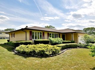 409 Honey Locust Ln, Willowbrook, IL 60527