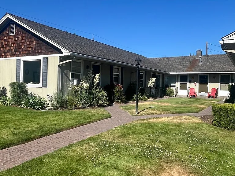 130 SW Canyon Dr #5 — Photo 2