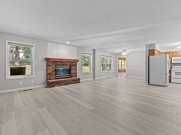 3rd image of 822 Pebblecreek Dr