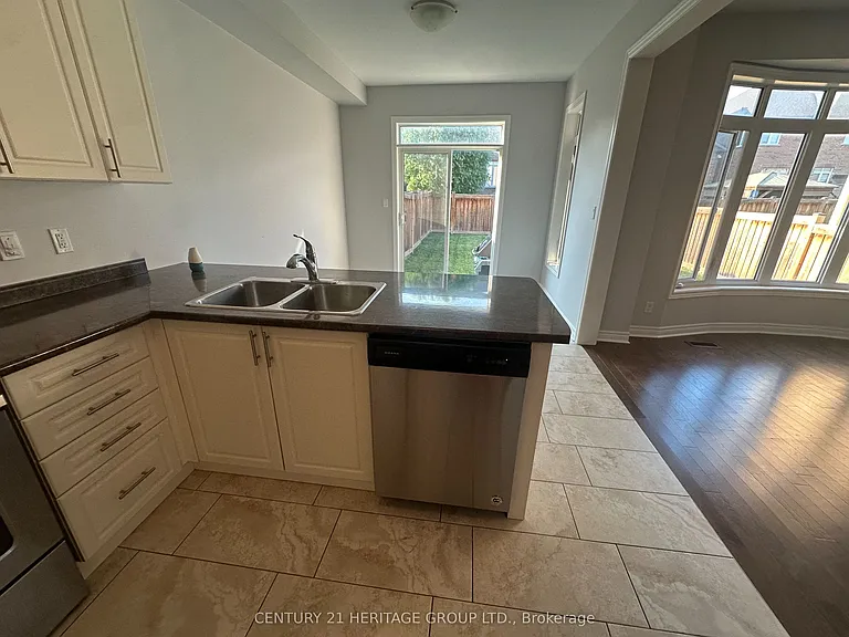 99 Cayton Cres — Photo 10