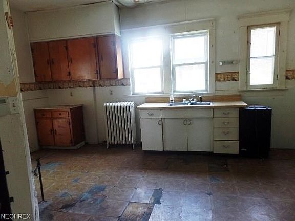 2nd image of 209 Porter St NE