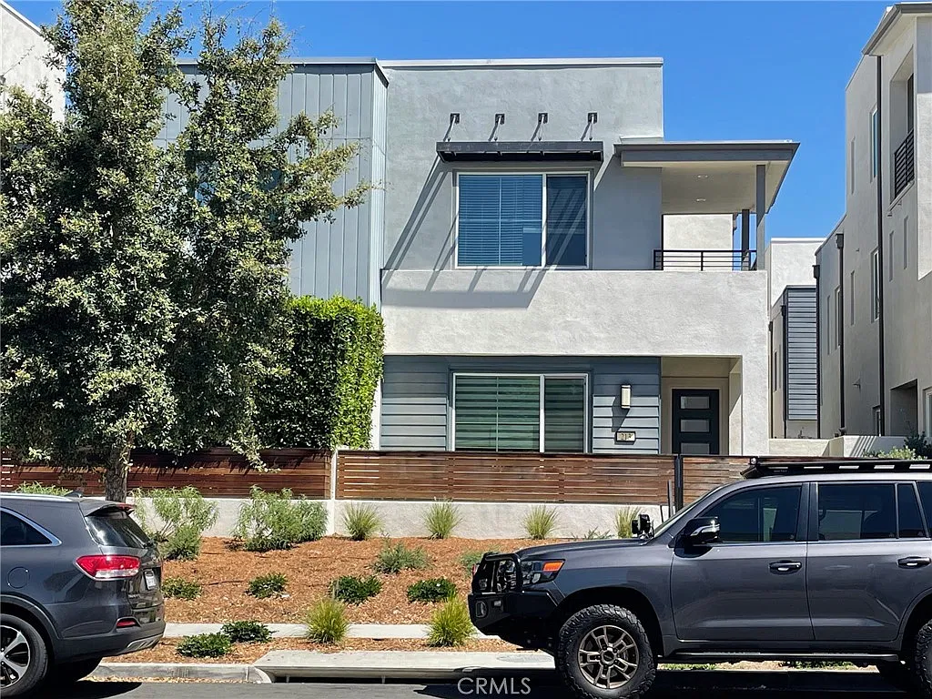 3 bed, 2.5 bath, 1890 sqft, $5,200 — Photo 1