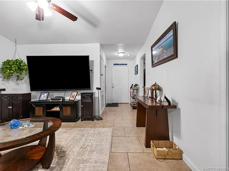 1529 NE Sunview Ter — Photo 3