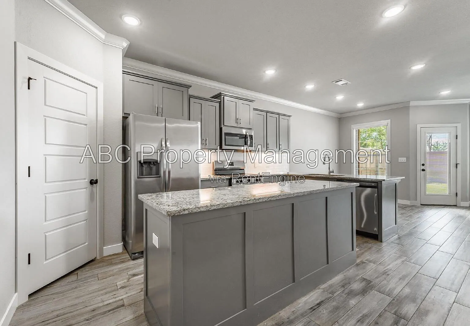 4 bed, 2.0 bath, 1960 sqft, $2,000 — Photo 4