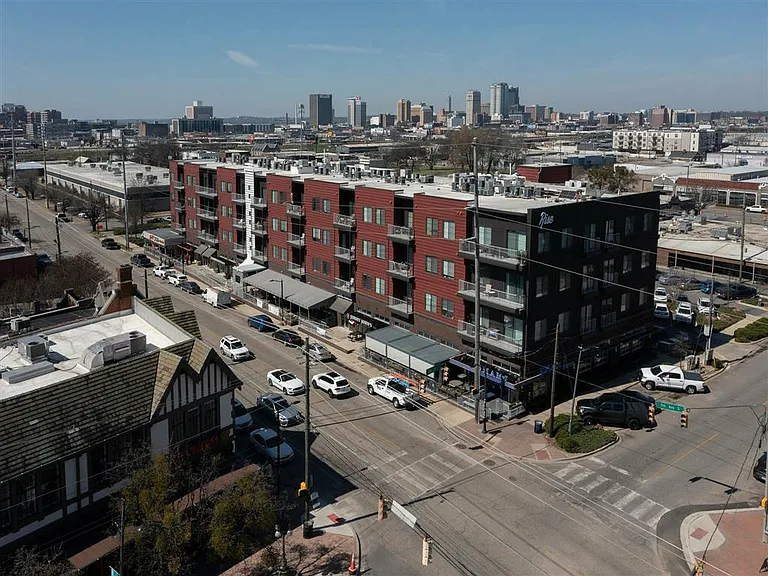 Rise Lakeview — Photo 9