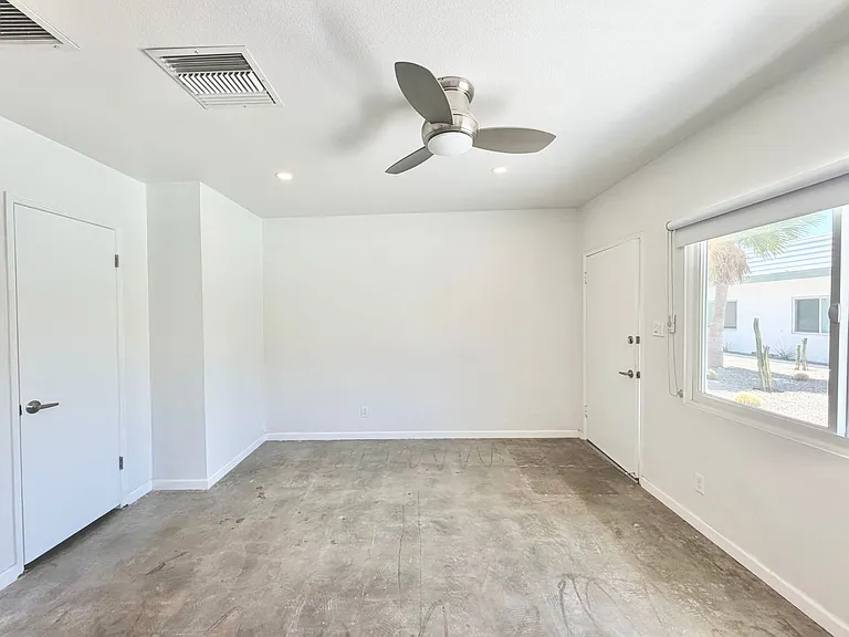 700 N Riverside Dr #2 — Photo 6