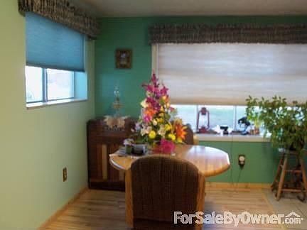 dining area
						:
						lg bay windows, view of the mountains