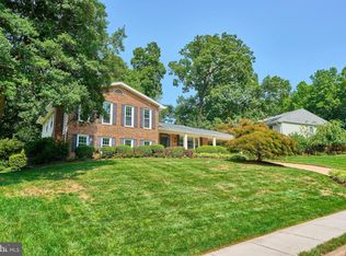 2046 Woodford Rd, Vienna, VA 22182